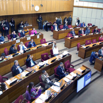 Proponen aumento millonario para parlamentarios