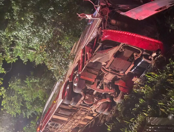 Bus escolar de Paraguay sufre vuelco en Brasil