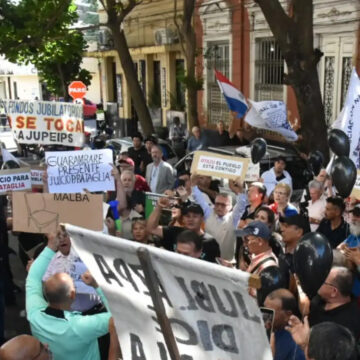 Jubilados denuncian blindaje a Vicente Bataglia