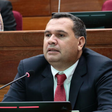 Senadores defienden alza salarial en medio de críticas