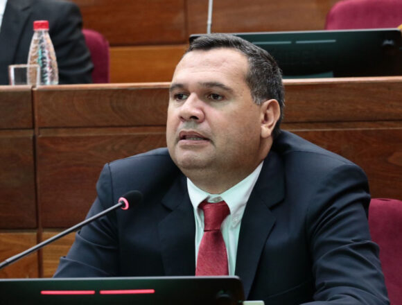 Senadores defienden alza salarial en medio de críticas