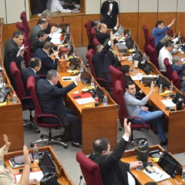 parlamento Parlamentarios Inician el Año con Aumento Jugoso