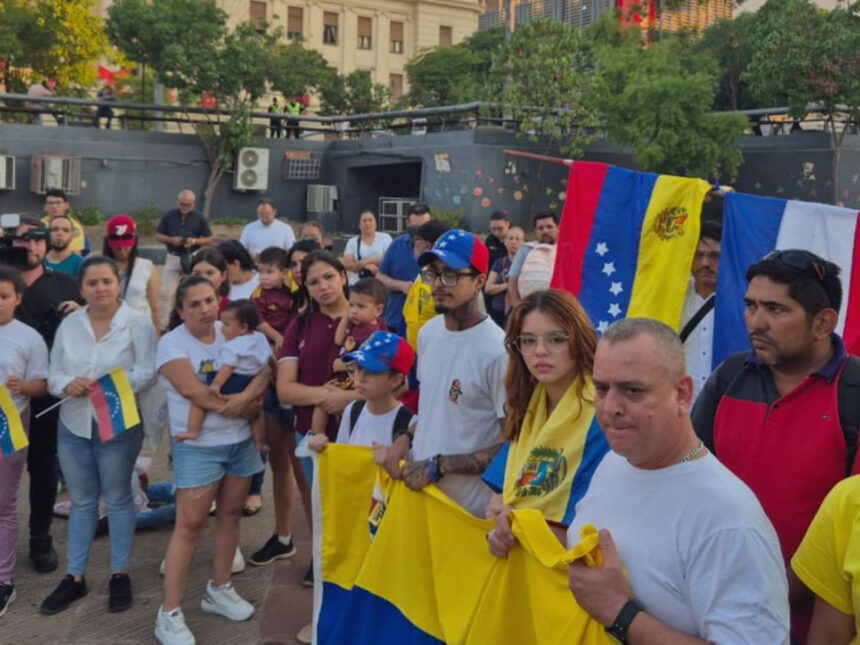Venezolanos en Paraguay exigen salida de Maduro