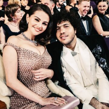 Selena Gomez y Benny Blanco estrenan ‘Sunset Blvd’ con moda y sensualidad
