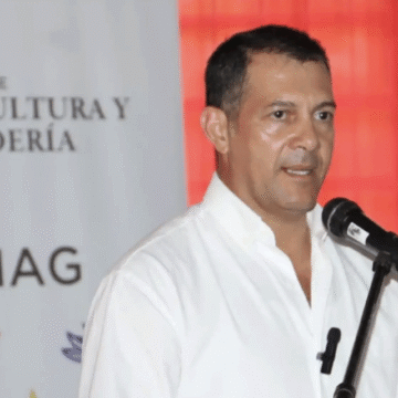 Denuncian a ministro Giménez por desvío millonario