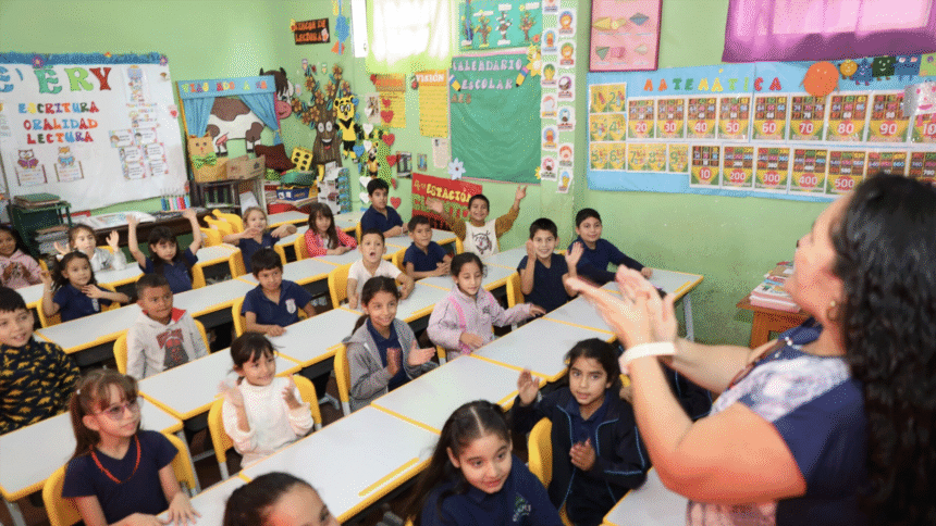 Retrasos persisten en entrega de mobiliarios escolares