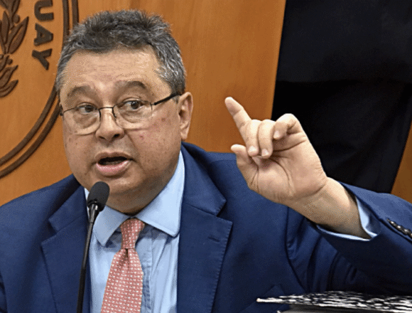 Ejecutivo propone a Gustavo Leite embajador