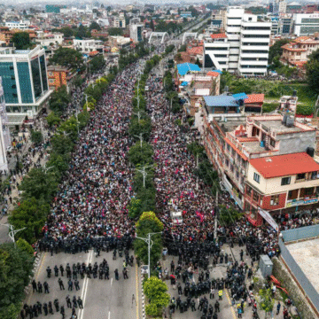 Revuelta juvenil derriba gobierno entero en Nepal