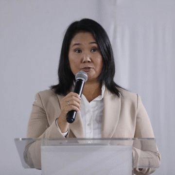 Fujimori vuelve a buscar presidencia peruana