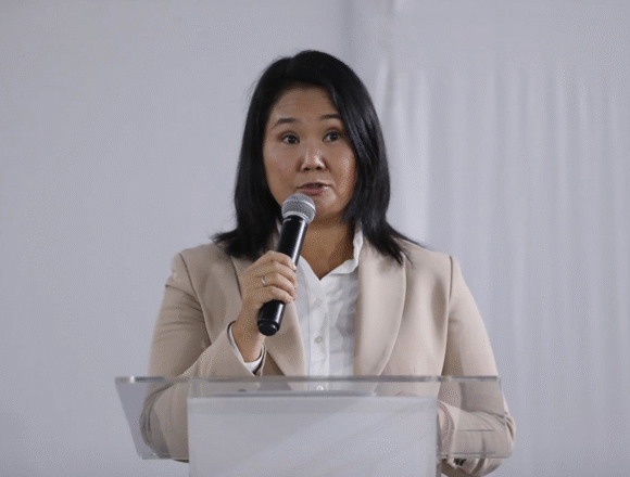 Fujimori vuelve a buscar presidencia peruana